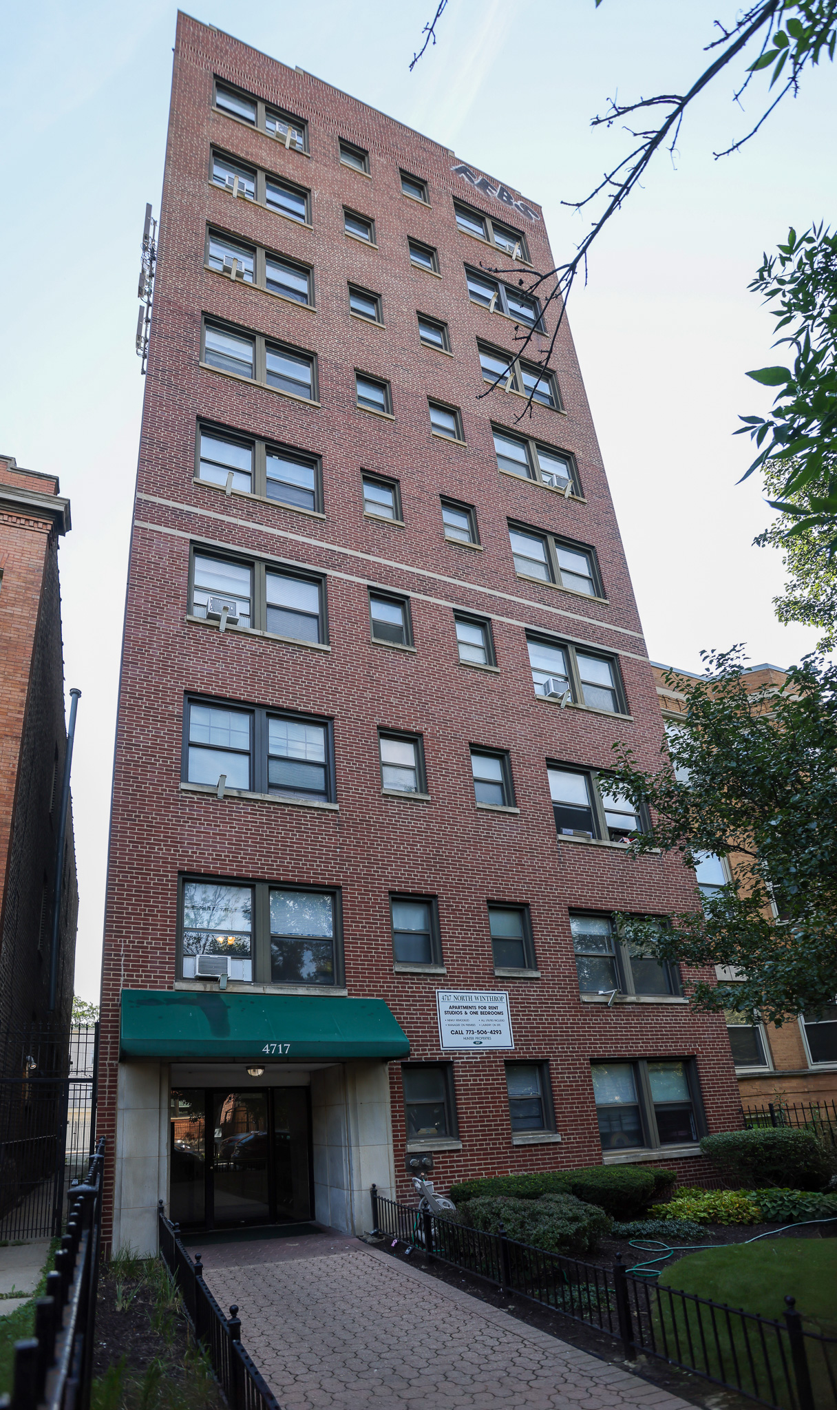 Pre-War Elevator Mid-Rise Multifamily Building in Uptown Managed by Hunter Properties