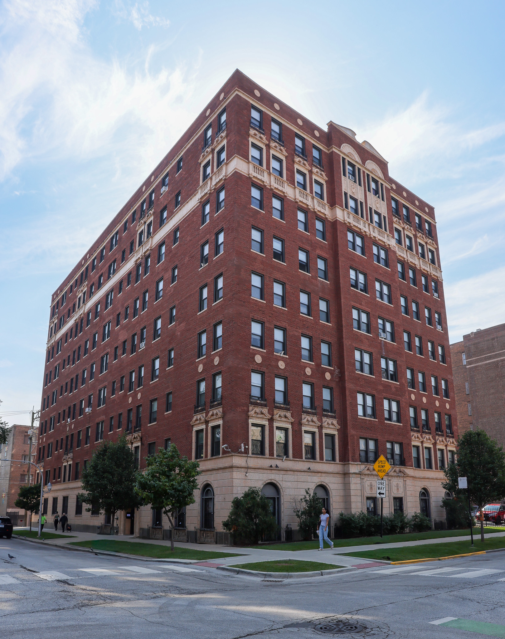 Pre-War Mid-Rise Multifamily Building in Lakeview Managed by Hunter Properties